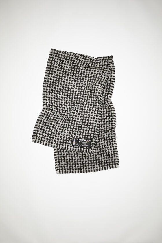 (image for) Resourceful Houndstooth wool scarf